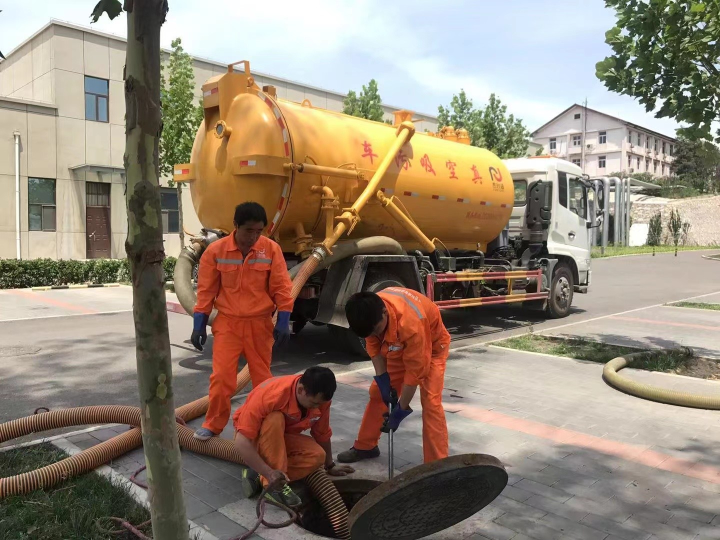 东兰管道疏通车停在窨井附近