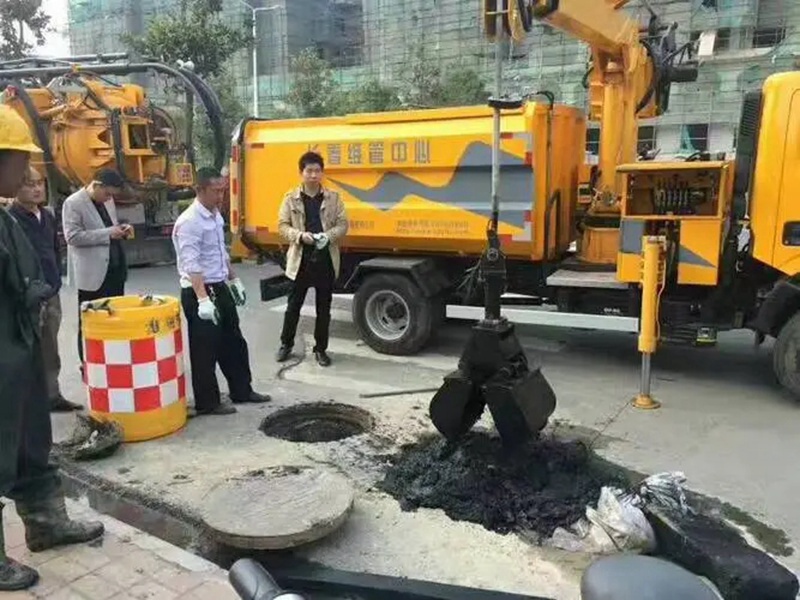 东兰街道：网格员化身“清道夫”，为民解忧疏通“堵心”化粪池