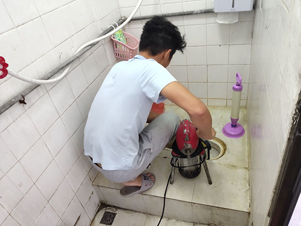 东兰肥皂掉到马桶里把马桶堵住了怎么办？马桶堵住了怎么办