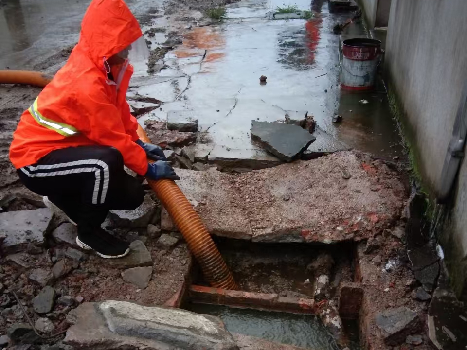 东兰专业清理污水池 炜誉市政以规范流程守护城市 “肠道”