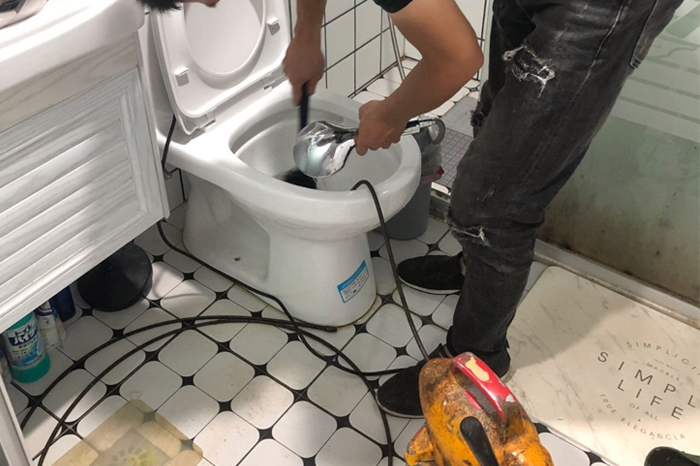 东兰马桶堵塞自己疏通还是找师傅？专业上门服务让你省时更省心